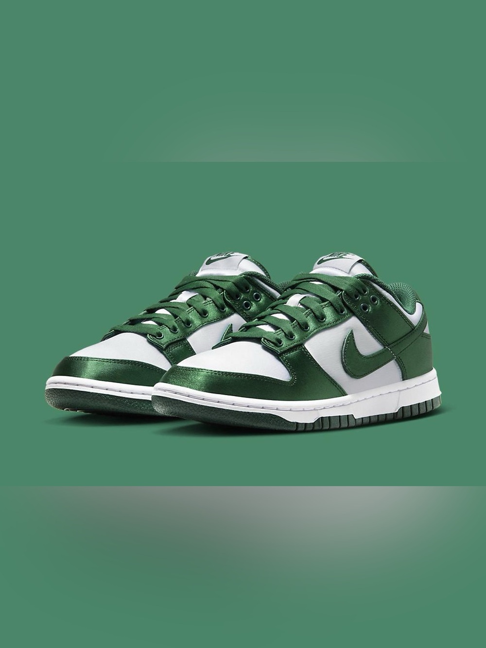 Nike Women's Dunk Low Satin
Green, Size 6.